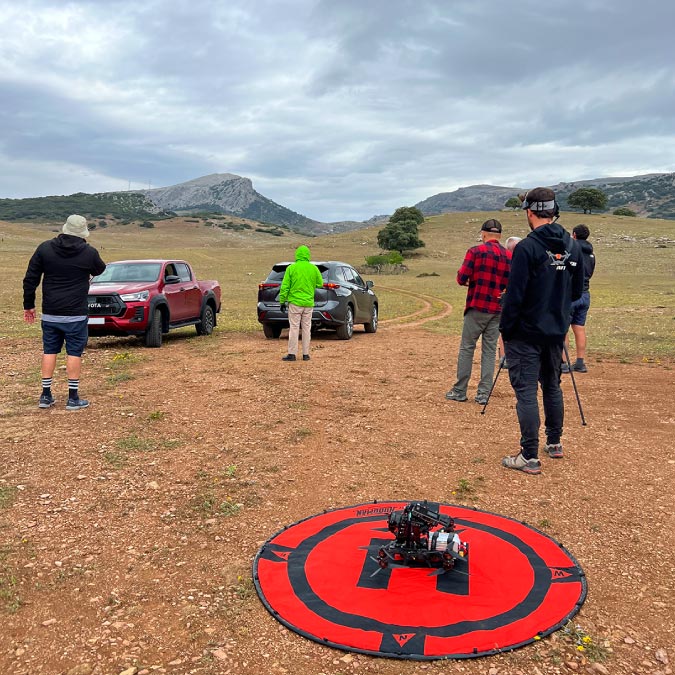 Piloto de dron FPV de Akira Aerials realizando rodaje publicitario para toyota con Dron FPV con RED KOMODO