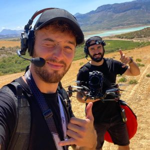 Operadores de drone de Akira Aerials trabajando para anuncio publicitario en Malaga con dron FPV