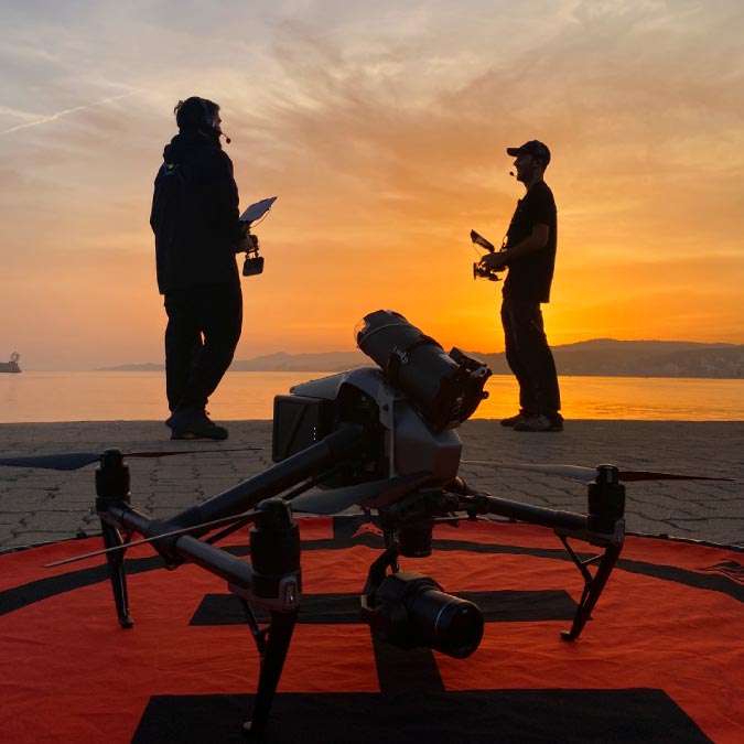 Operadores de drones de Akira Aerials trabajando para anuncio publicitario en España