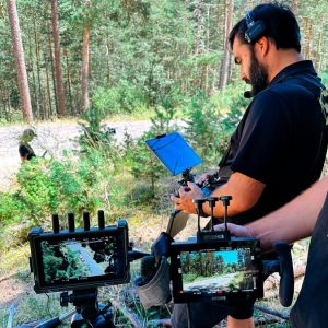 Operador de drone de Akira Aerials trabajando para anuncio publicitario en Barcelona