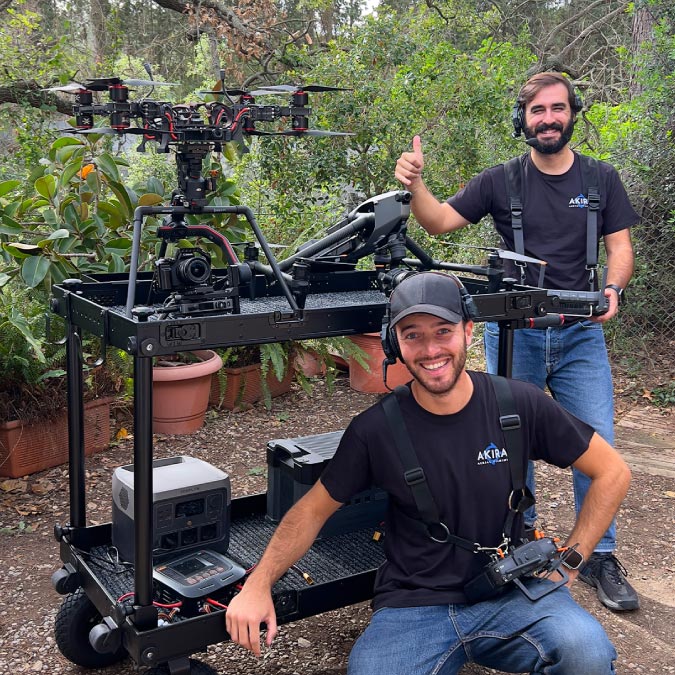 Operadores de drones de Akira Aerials trabajando para anuncio publicitario en Barcelona con Dron FPV