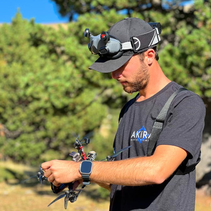 Operador de drone de Akira Aerials trabajando para anuncio publicitario con Dron FPV en Barcelona
