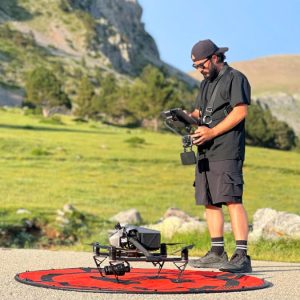 Operador de drone de Akira Aerials trabajando para anuncio publicitario en Barcelona