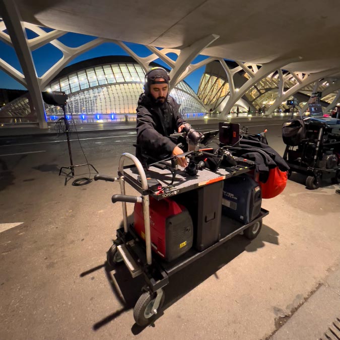 Operador de drone de Akira Aerials trabajando para anuncio publicitario con Dji Inspire 3 en Valencia