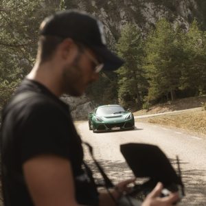 Operador de dron de Akira Aerials en rodaje de publicidad Barcelona con dron Dji Inspire 3