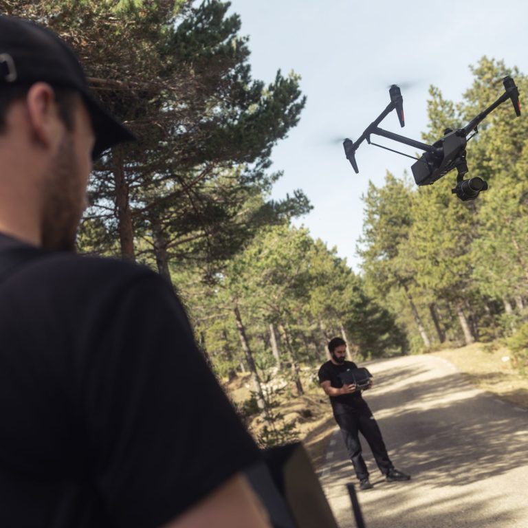 Operadores de dron de Akira Aerials en rodaje de publicidad Barcelona con dron Dji Inspire 3