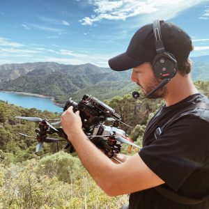 Servicio de filmación con Dron FPV con RED KOMODO España. Operador de dron de Akira Aerials