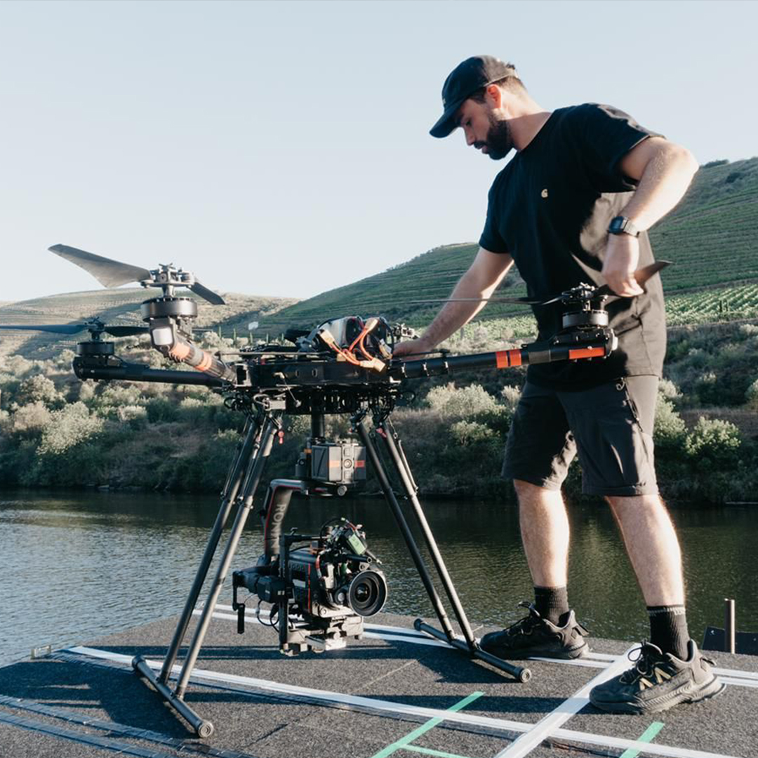 Operadores de dron de Akira Aerials en rodaje de publicidad España con dron Freefly Alta X Heavylifter Alexa Mini LF