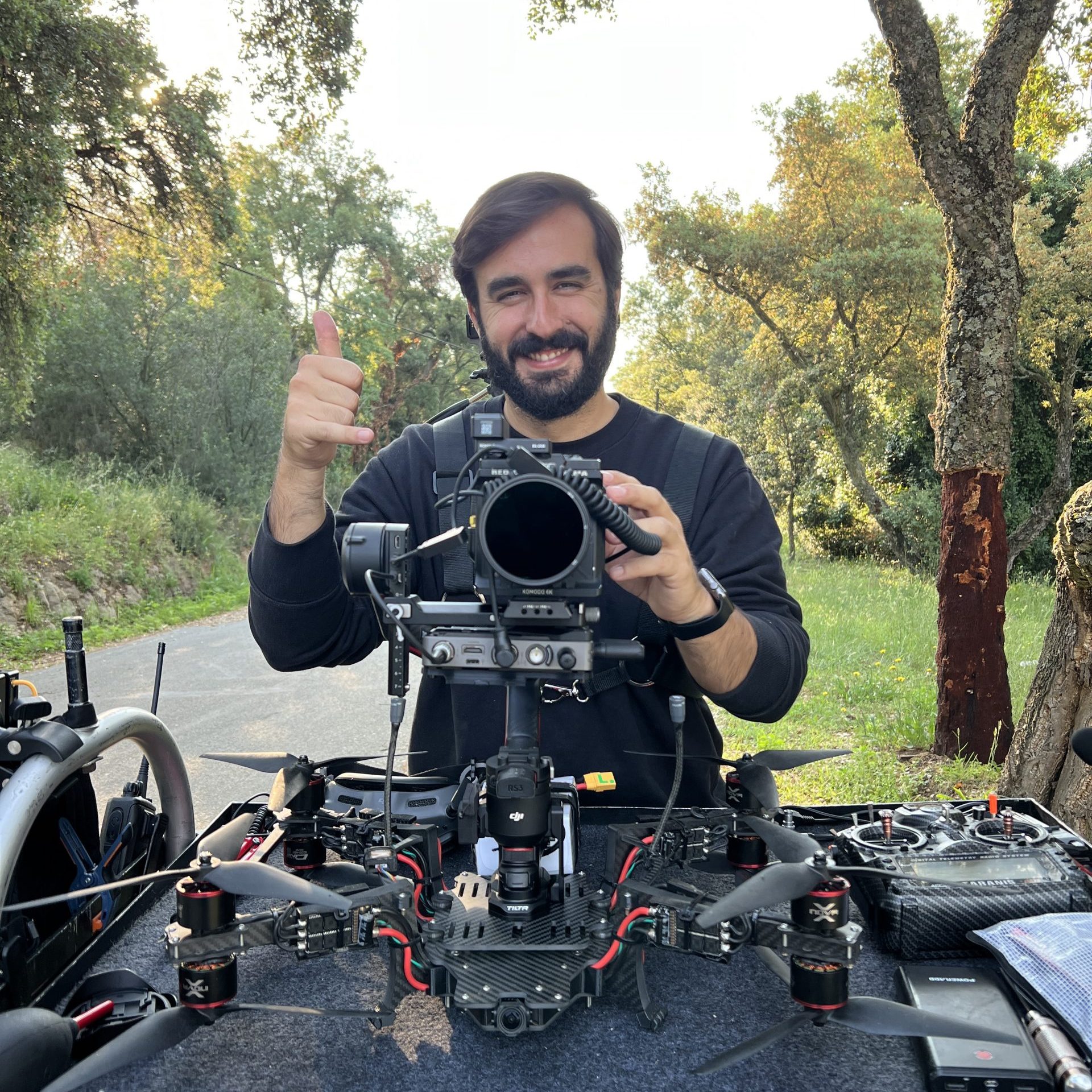 Operador de drones Akira Aerials trabajo con dron FPV con Gimbal en España para rodaje de publicidad