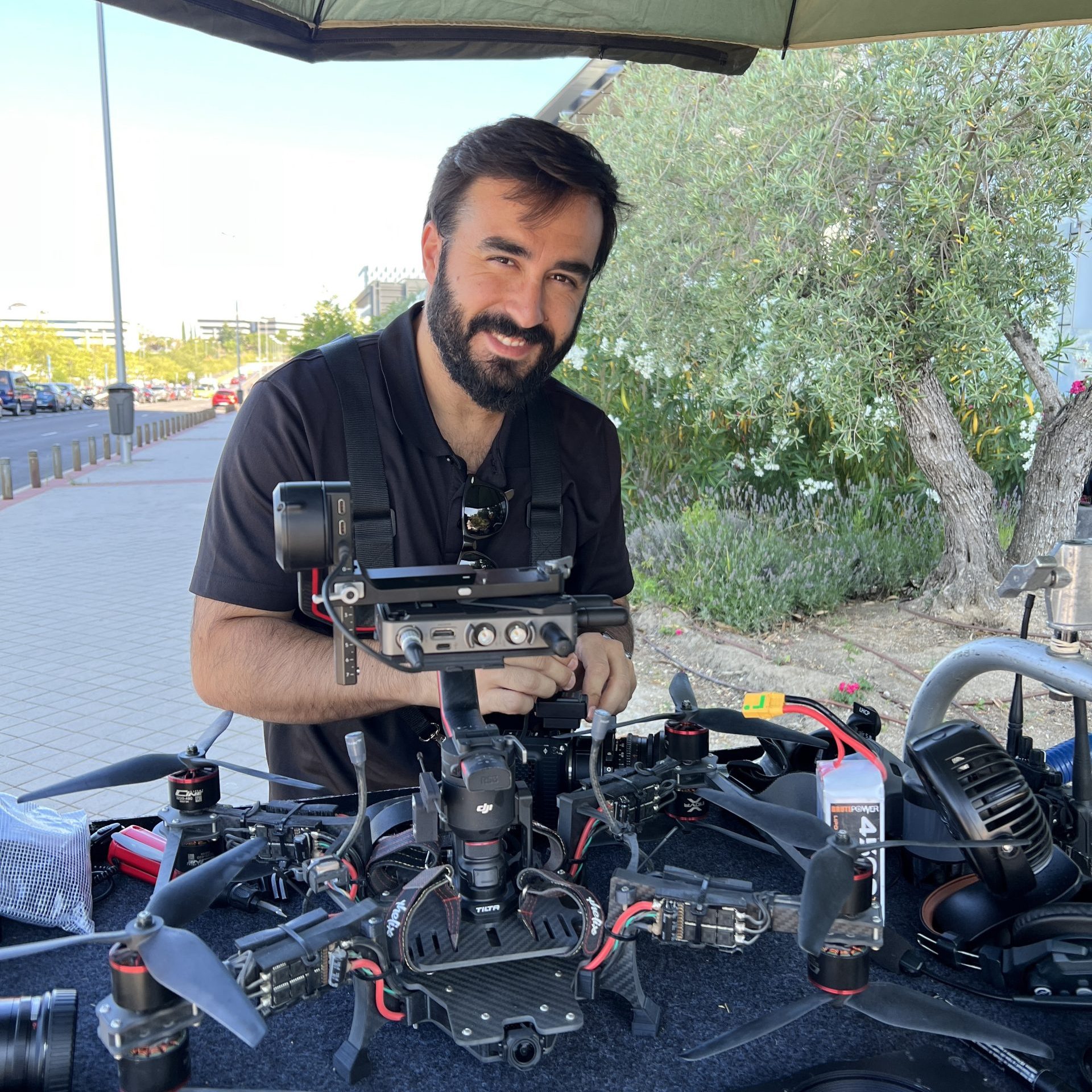 Operador de drones Akira Aerials trabajo con dron FPV con Gimbal en España para rodaje de publicidad