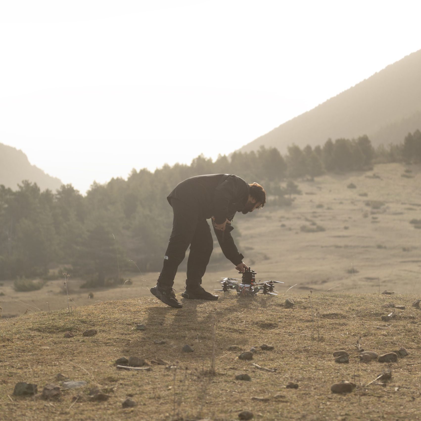 Operador de drones Akira Aerials realizando filmación con Dron FPV en España