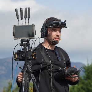 Operador de drones Akira Aerials realizando exhibición con Dron FPV en España