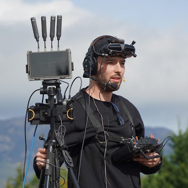 Operador de drones Akira Aerials realizando exhibición con Dron FPV en España