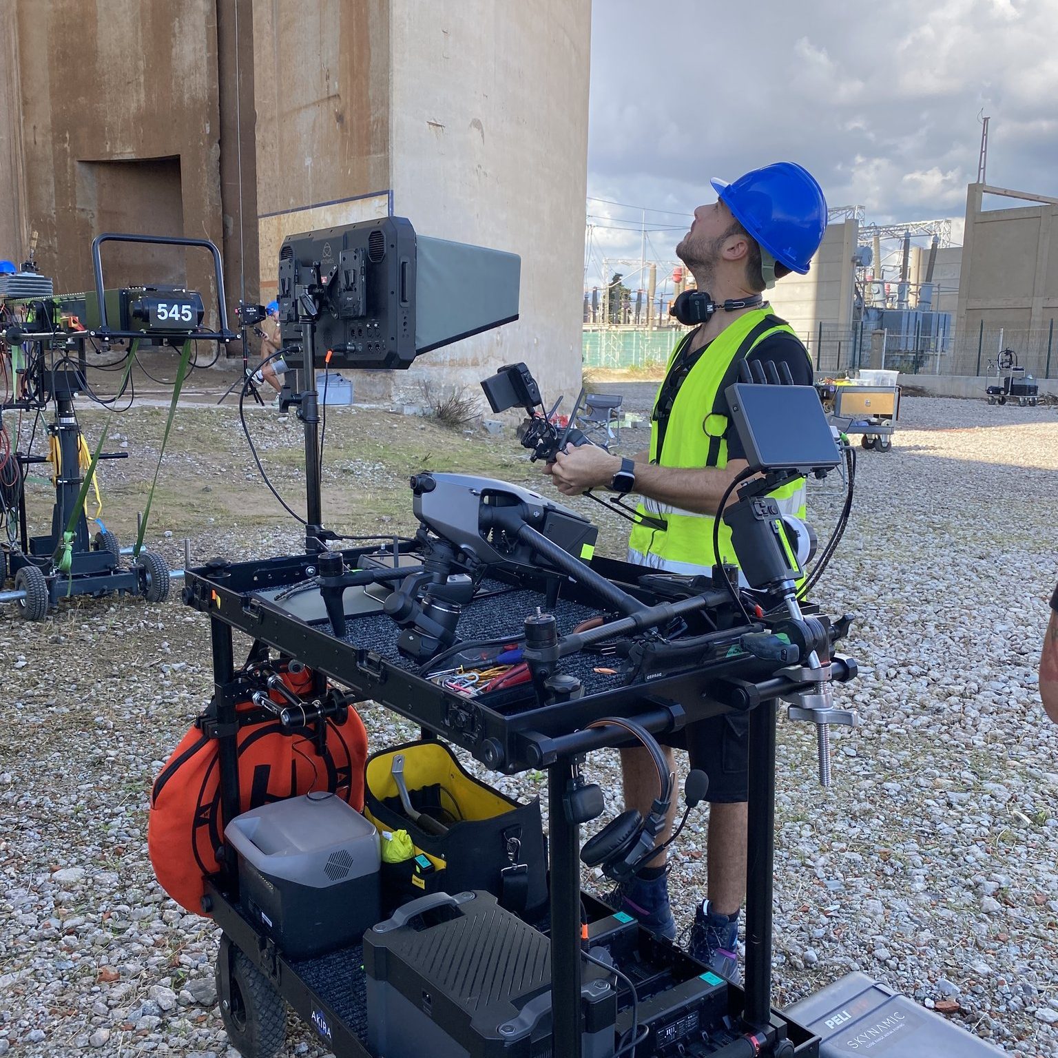 Operador de drones Akira Aerials trabajo con Dji Inspire 3 y dron FPV en España para rodaje de Ficción / CINE