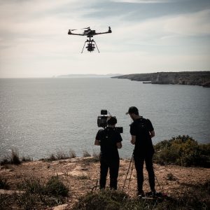 Operador de drones Akira Aerials trabajo con dron Alta X en España para rodaje de ficción. Rodaje Baleares