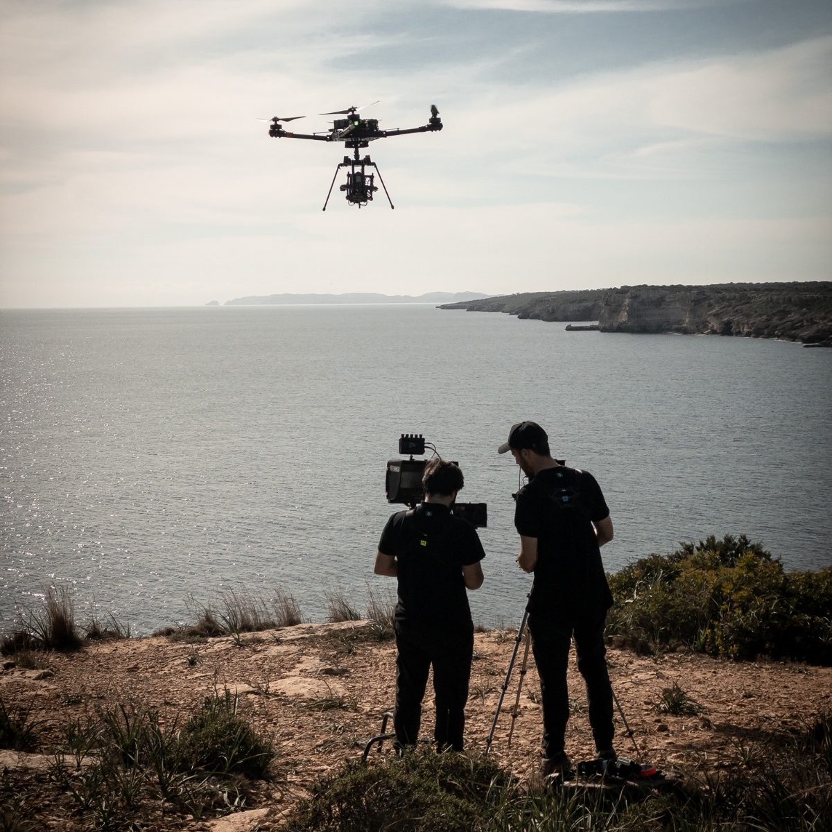 Operador de drones Akira Aerials trabajo con dron Alta X en España para rodaje de ficción. Rodaje Baleares