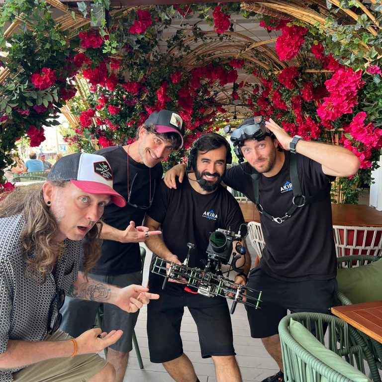 Operador de drones Akira Aerials trabajo con dron FPV en España / Ibiza para rodaje de publicidad
