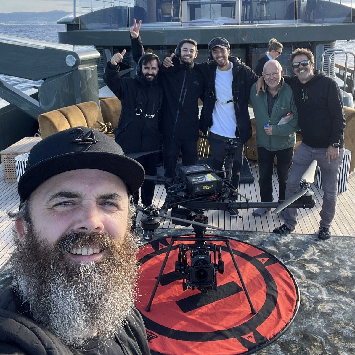 Operador de drones Akira Aerials trabajo con Alta X y dron FPV en España para rodaje de publicidad