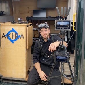 Técnico de akira aerials operando dron estabilizado